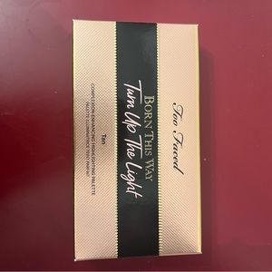 too faced turn off the light highlighting palette (tan)